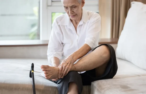 อาการเท้าบวมในผู้สูงอายุ สัญญาณที่ผู้ดูแลต้องใส่ใจ